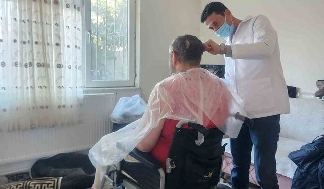 Balıkesir'de 'yakın berber' uygulaması: İlçe ilçe dolaşarak hizmete devam ediyor