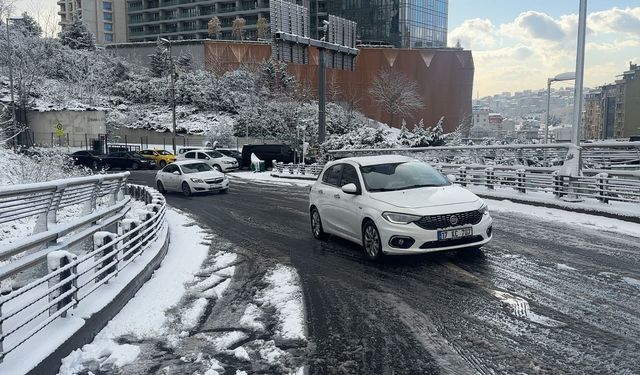 Beşiktaş'ta kar yağışı nedeniyle araç yolda kaldı