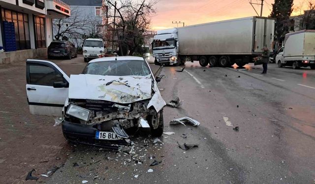 Bursa'da karşı şeride geçen tır, otomobille kafa kafaya çarpıştı