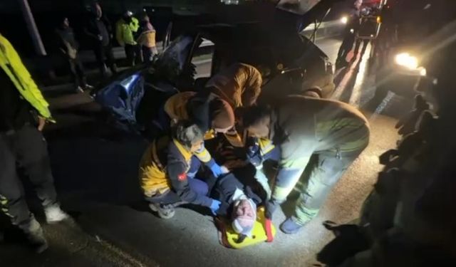 Bursa'da sabah saatlerinde korkunç kaza: Bariyerlere çarpan araçta 2 kişi ağır yaralandı