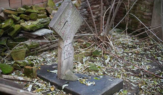 Osmanlı dönemi kabri apartman bahçesinde kaldı