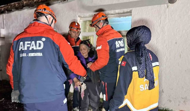 Edirne'de korku dolu dakikalar, çökme riski nedeniyle AFAD vatandaşları tahliye etti