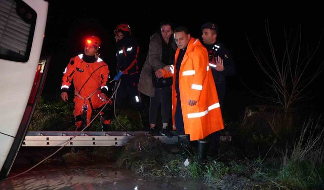 Edirne'de minibüs sulama kanalına düştü: Mahsur kalanlar kurtarıldı