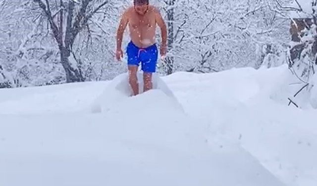 Eksi 10 dereceyi aldırmadan şortuyla karda yüzdü
