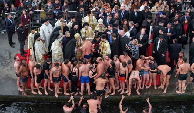 Haliç'te denizden haç çıkarma töreni gerçekleştirildi