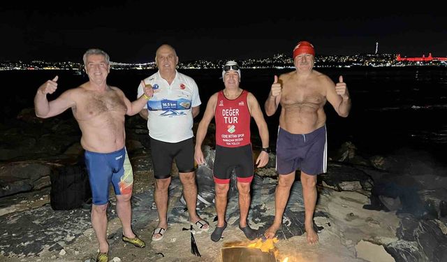 İstanbul Boğazı'nda buz gibi suda yüzerek 2026'yı karşıladılar