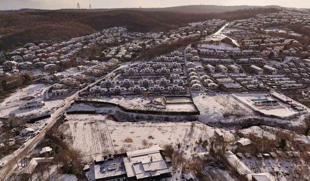 İstanbul yeni yıla karla uyandı: Yüksek kesimler beyaza büründü