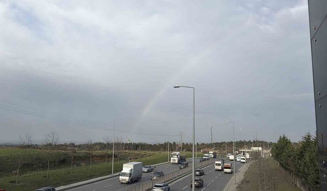 İstanbul'da gökkuşağı trafikte görsel şölen oluşturdu