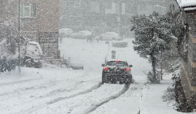 İstanbul'da kar yağışı, araçlar güçlükle ilerledi