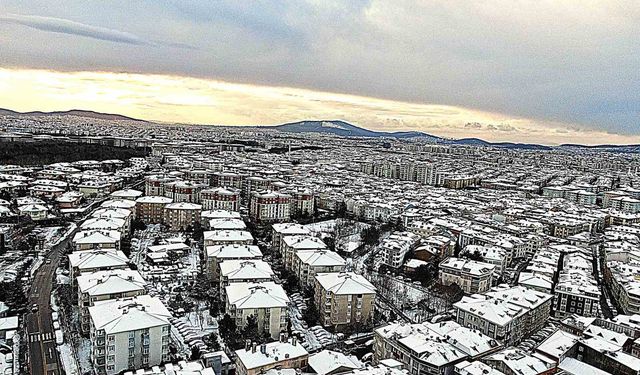 İstanbul'un yüksek kesimleri beyaza büründü