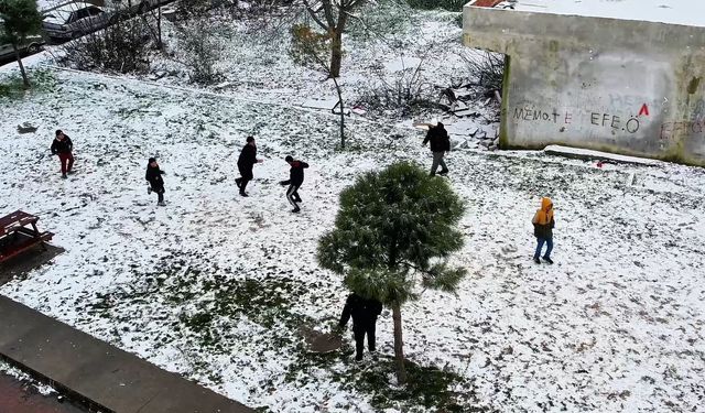 Kar yağışı altında futbol müsabakası dronla görüntülendi