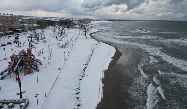 Karadeniz'in hırçın dalgaları karla buluştu, ortaya eşsiz fotoğraflar çıktı