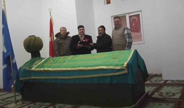 Karadona Hamza Bey'in türbesine Sakal-ı Şerif hediye edildi