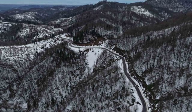 Karla kaplanan 900 rakımlı Çam Dağı, kartpostallık görüntüler sundu