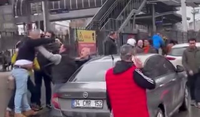 Kaza sonrası sürücüler birbirine girdi