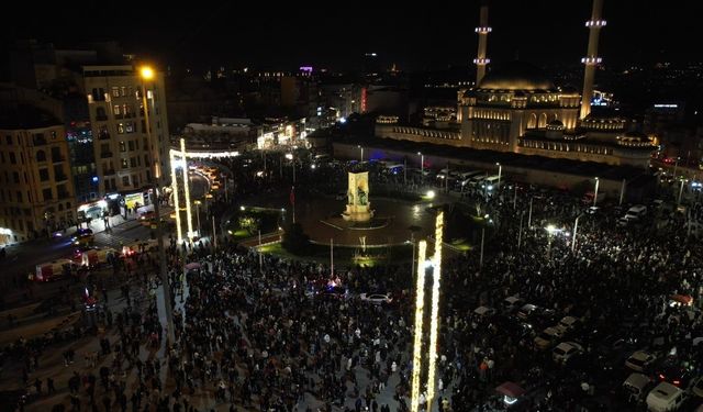 Taksim Meydanı ve İstiklal Caddesi'ndeki yılbaşı coşkusu havadan görüntülendi