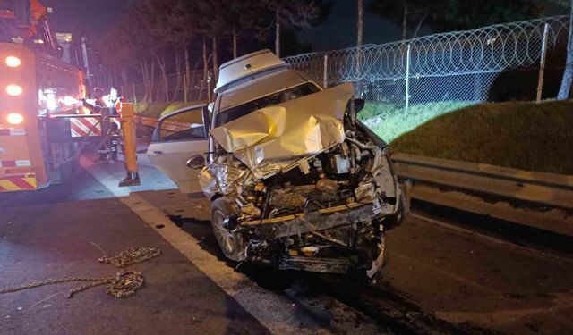 TEM Otoyolu'nda kamyonete çarpan otomobil bariyerlere çıktı: 2 yaralı