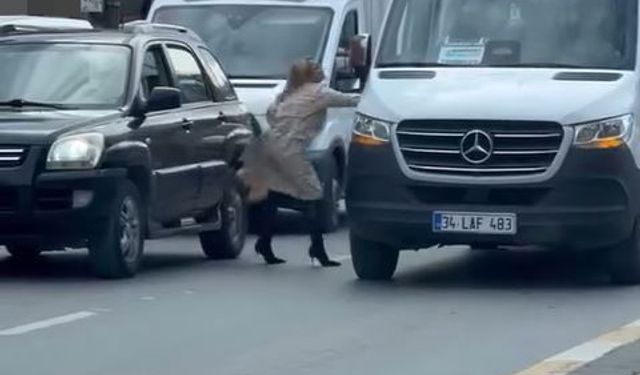 Topuklu ayakkabısıyla aracından inip servistekilere saldırdı