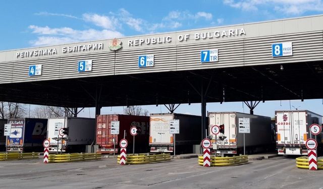 Türkiye'ye gelen 3 TIR'da 85 bin euro ve 426 gram altın bulundu