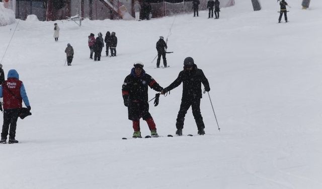 Uludağ'da kar kalınlığı 76 santimetreye ulaştı, pistler doldu taştı