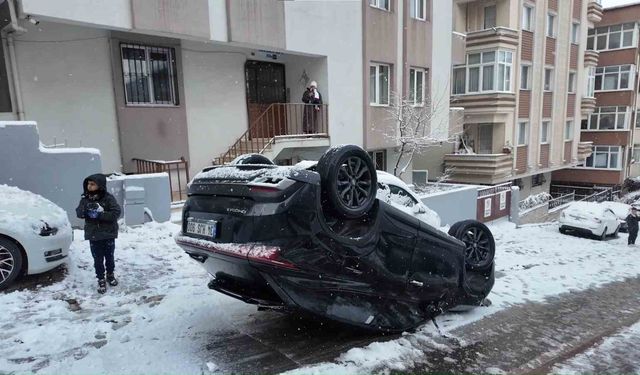 Ümraniye'de kontrolden çıkan otomobil takla attı: 3 yaralı