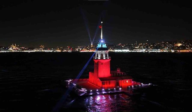 Üsküdar Kız Kulesi'nde yılbaşına özel ışık şovu mest etti