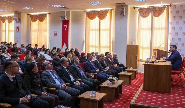 Vali Sözer, 'Kariyerim Mülkiye' etkinliğinde üniversite öğrencilerle buluştu