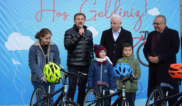 Yılın ilk gününde Bahçelievler'de 100 çocuk bisikletine kavuştu