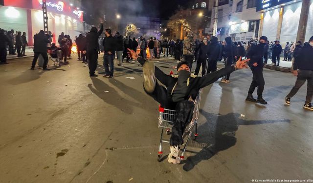 İran'da protestolar büyüyor: Binlerce kişi sokakta