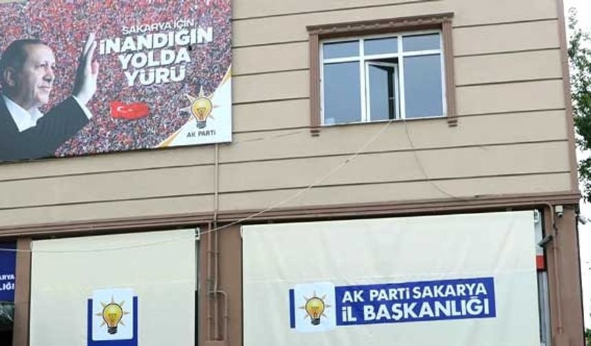 AKP Sakarya'da eriyor