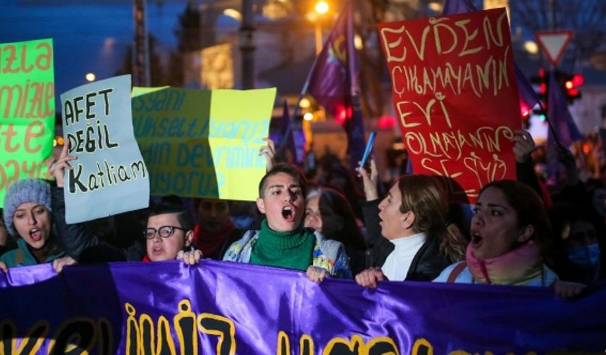 Feminist Gece Yürüyüşü: Kadınlar yasağı tanımadı