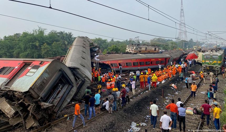 Hindistan'da tren kazası: Can kaybı 300'e yaklaştı