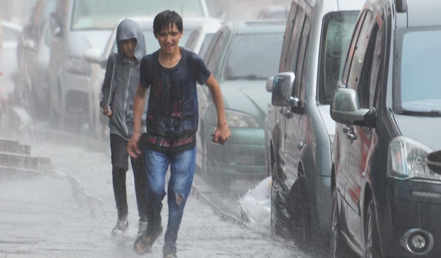 Meteoroloji'den kuvvetli sağanak ve fırtına uyarısı