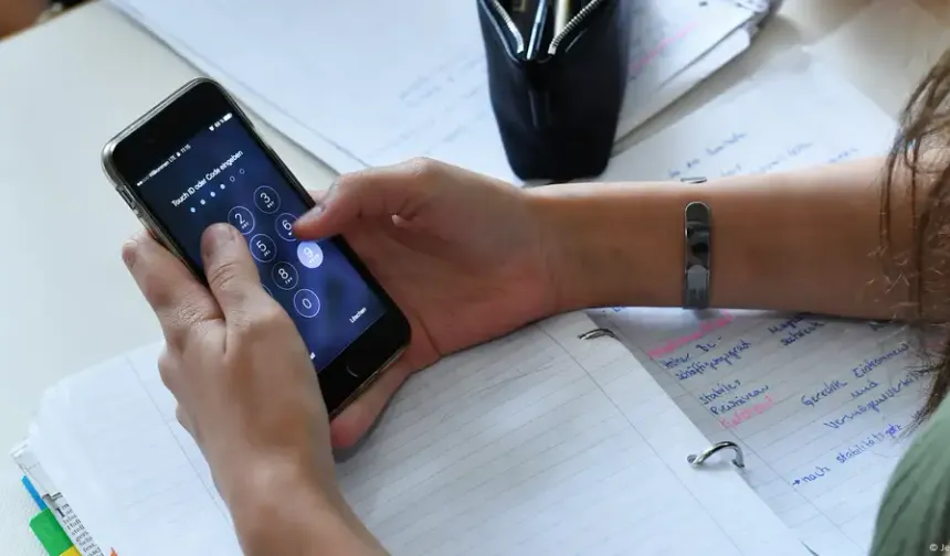 Almanya'daki okullarda akıllı telefon yasağı mı geliyor?