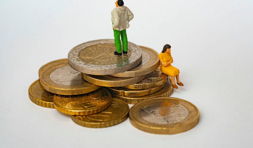 Yetişkinlerin yarısının partnerlerinden gizli "ayrılık fonu" var