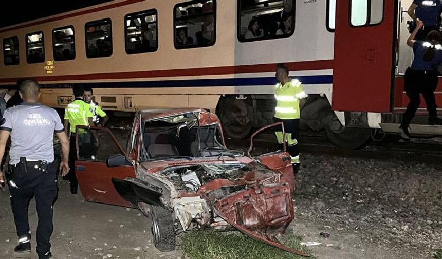 Sürücüsünün raylara bırakıp kaçtığı otomobile yolcu treni çarptı