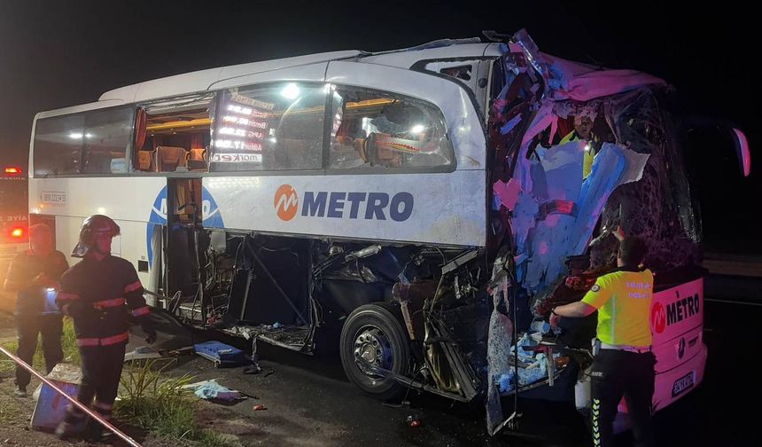 Yolcu otobüsü TIR’a çarptı: 2’si ağır 13 yaralı