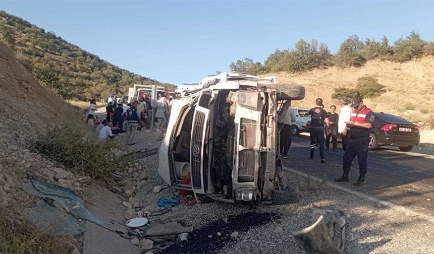 Adıyaman’da tarım işçilerini taşıyan minibüs devrildi: 23 yaralı