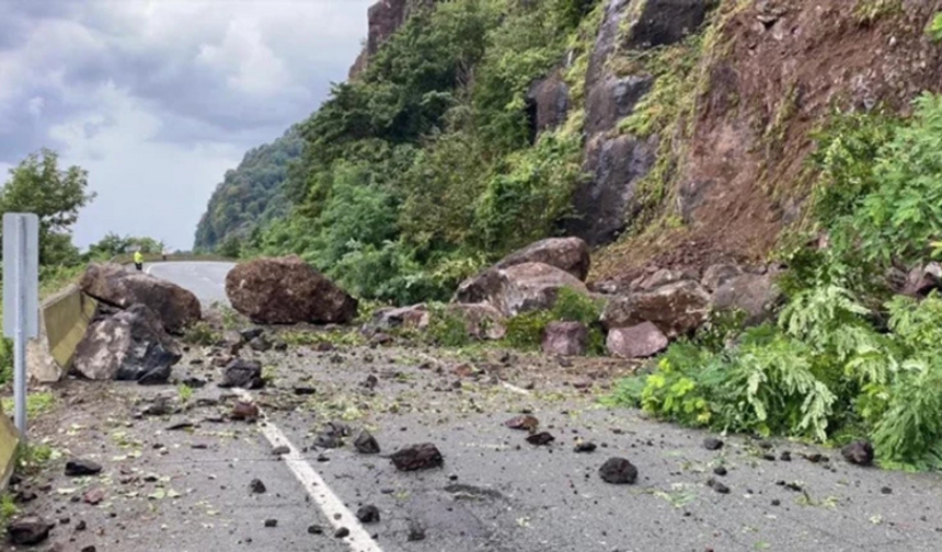 Artvin’de heyelan: Karadeniz Sahil Yolu ulaşıma kapandı