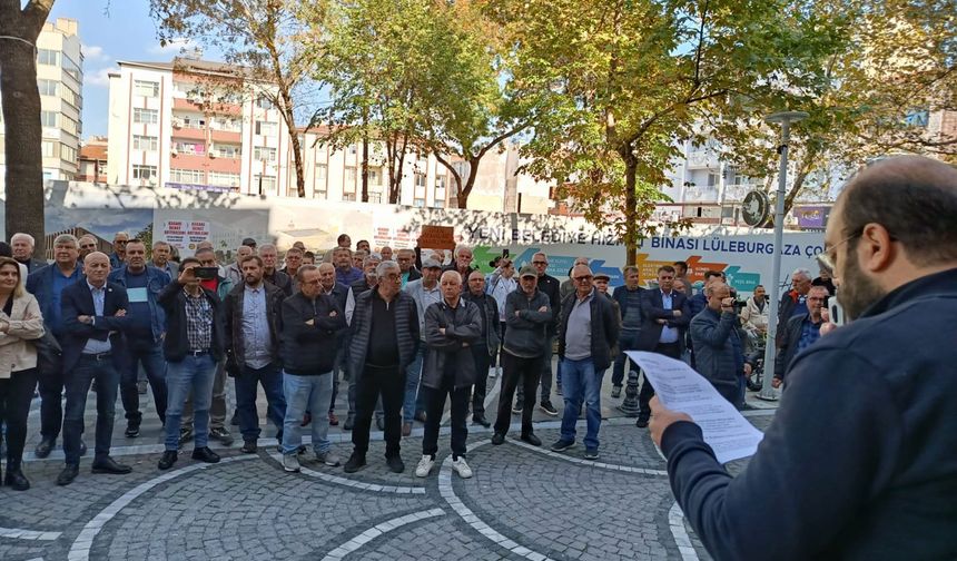 İşten çıkarılan Şişecam işçilerinden sendika önünde eylem