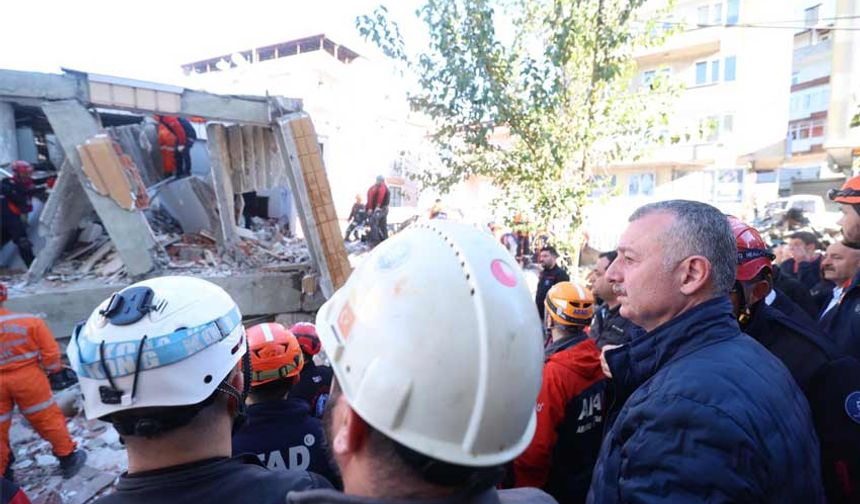 Kocaeli’de yedi katlı bina çöktü