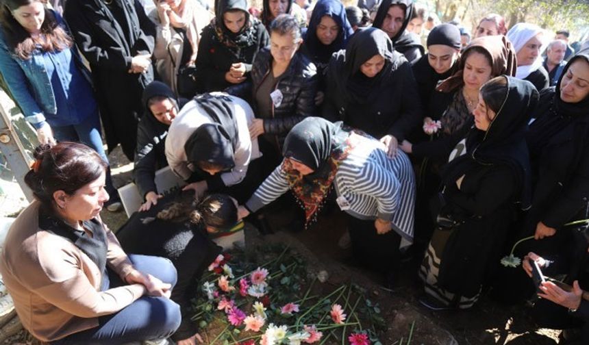 Tabutunu kadınlar taşıdı: Berivan Kutlu toprağa verildi