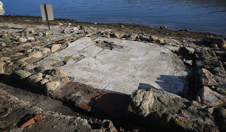 Sapanca Gölü'nde sular çekilince tarihi yapı ortaya çıktı