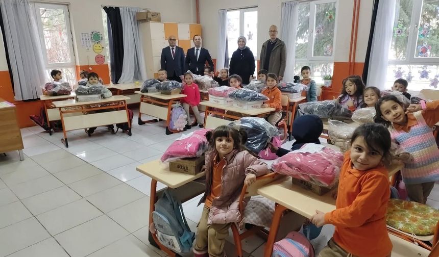 Bilecikli hayırseverden öğrencilere mont ve bot desteği
