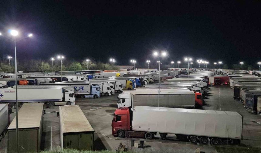 Bulgaristan tarafında 32 kilometre tır kuyruğu oluştu