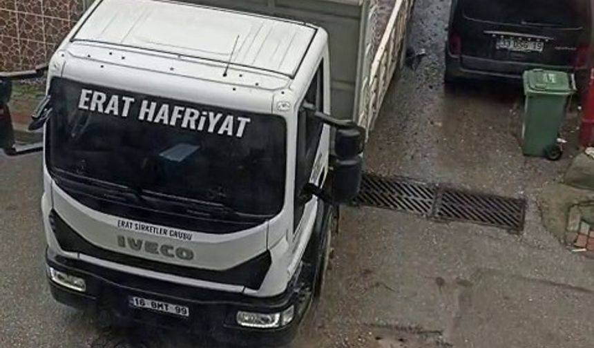 Bursa'da bir kamyon sokak arasındaki araca ağır zarar verip kaçtı
