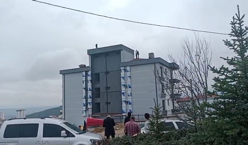 Çalıştığı firmadan alacağını alamadığını iddia eden işçi çatıya çıktı