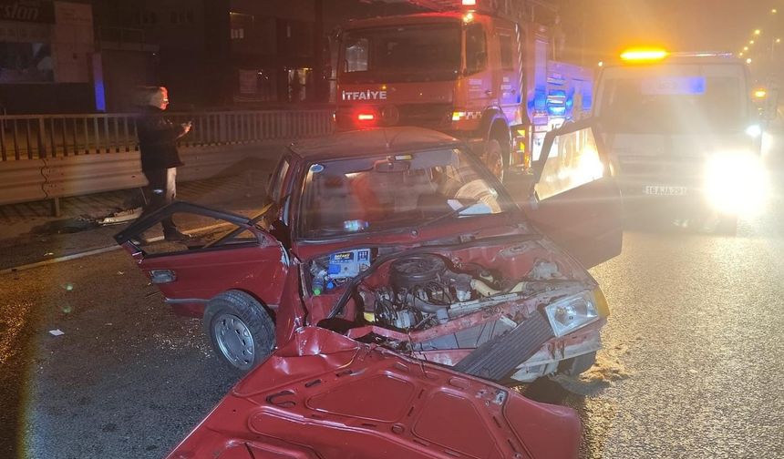 İnegöl'de kontrolden çıkan otomobil bariyerlere çarptı, 1'i ağır 2 kişi yaralandı