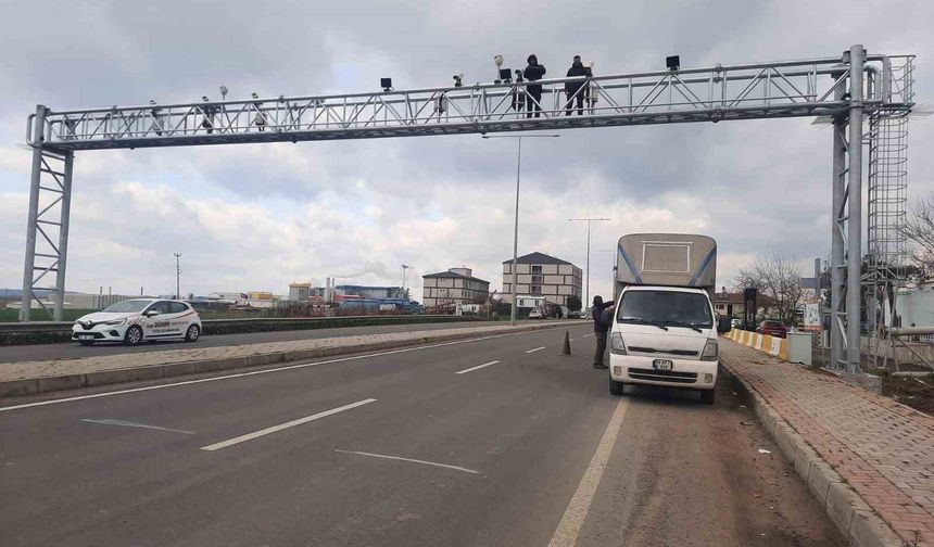 Kazada zarar gören otoyol plaka tanıma sistemi direği yenilendi