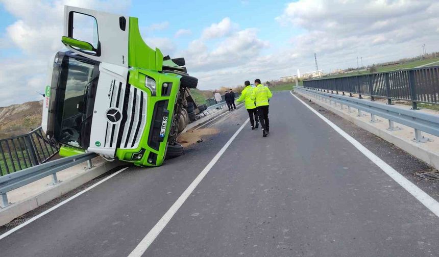 Kırklareli'de yem yüklü tır köprüde devrildi
